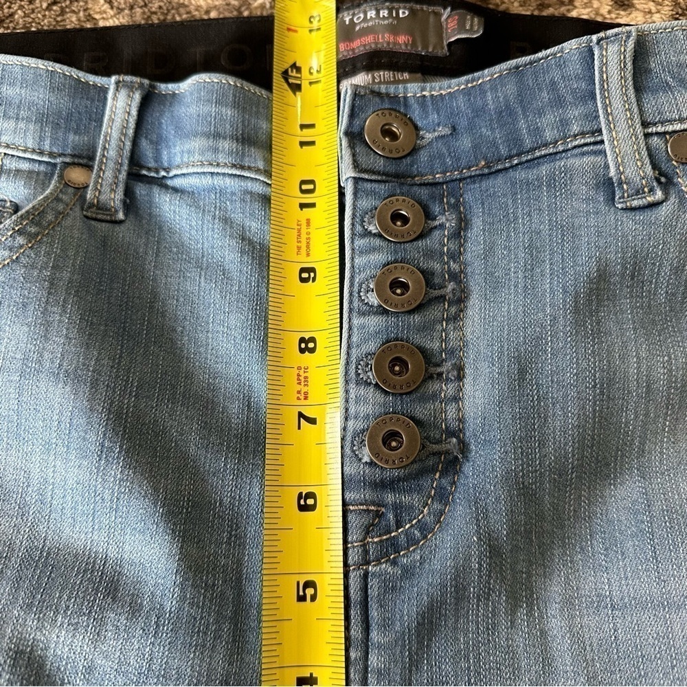 NWOT Torrid Bombshell Skinny Stretch High-Rise Destructed Jeans Fray Hem 16S - Picture 4 of 10